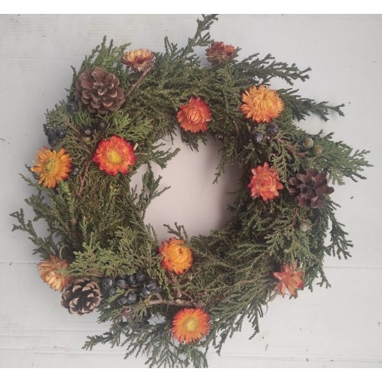 WREATH 30CM MOSS WITH JUNIPER+HELICHRYSUM